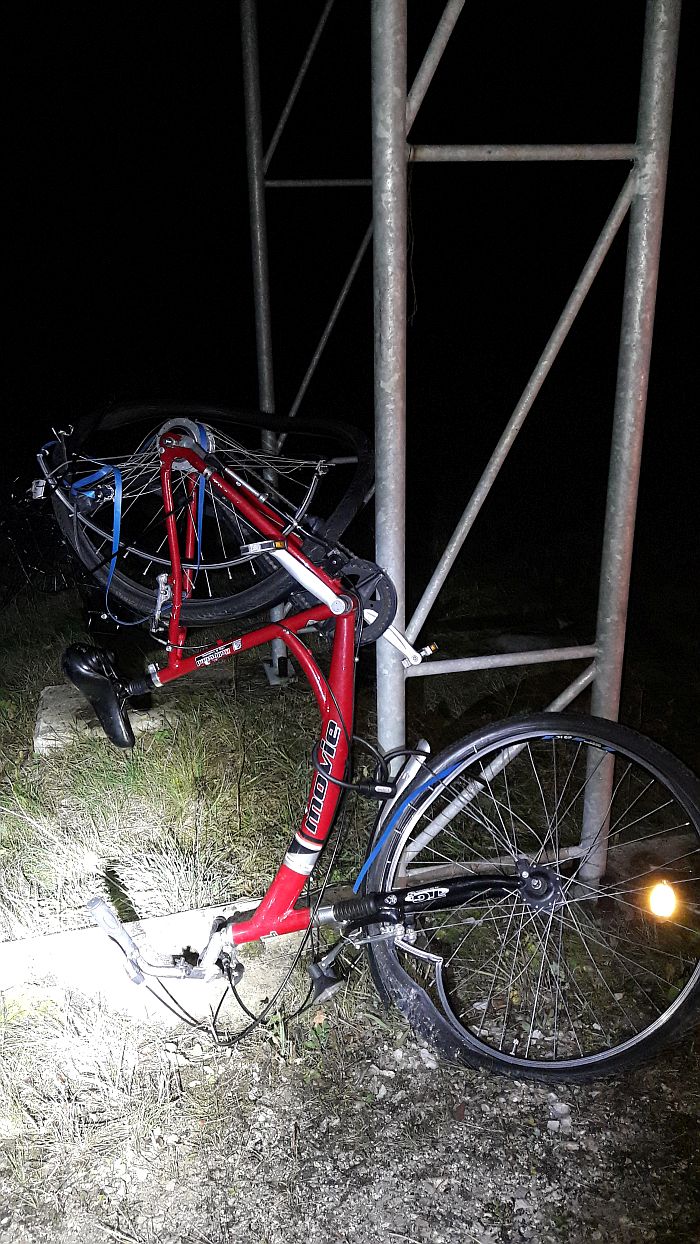 Fahrrad an Verkehrszeichen abgestellt nun total