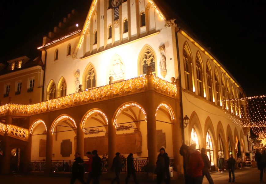 Sonnenschirm des Christkindlmarktes begehrt