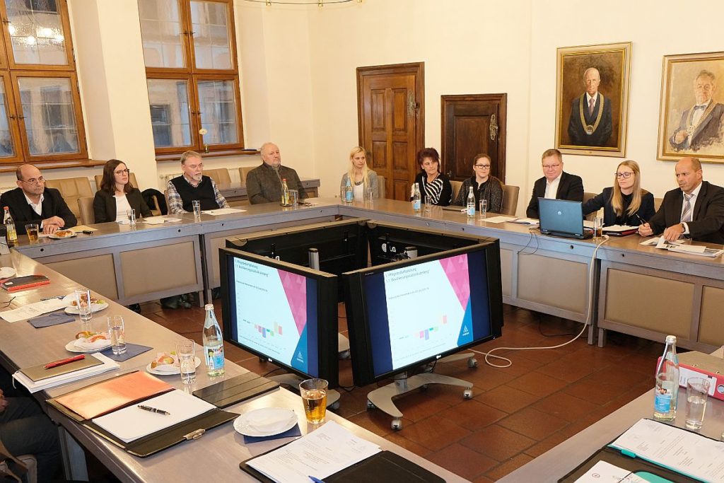  Unter der Leitung von Oberbürgermeister Michael Cerny (3.v.r.) sowie Sabrina Liermann (2.v.r.) und Martin Reinhardt (rechts) vom Amt für soziale Angelegenheiten fand im Rathaus mit Vertretern Amberger Senioreneinrichtungen ein seniorenpolitisches Austauschgespräch statt. Zu den Teilnehmern gehörte auch Dr. Dr. Markus Schick, der Leiter des Landesamtes für Pflege (links).