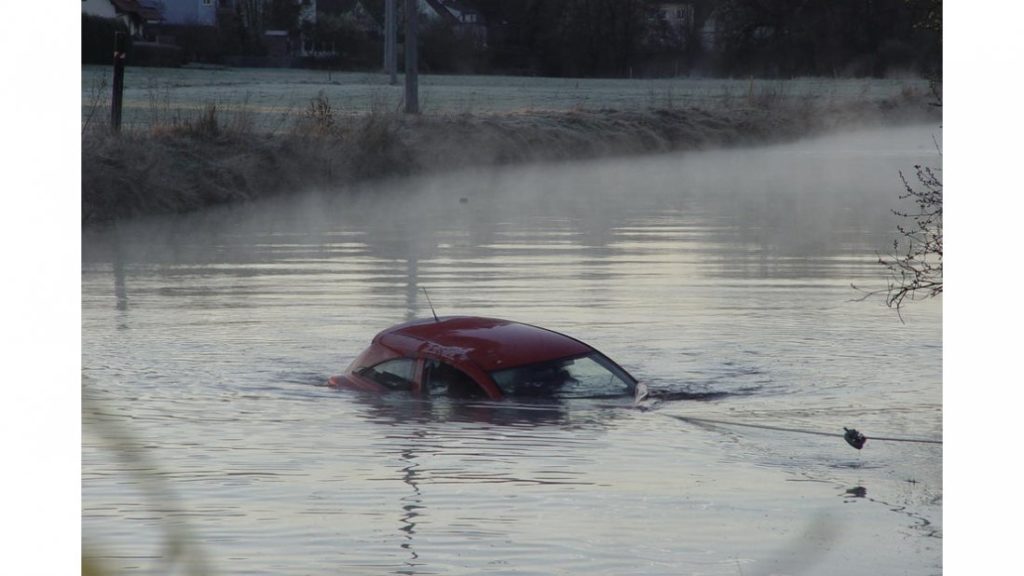 Auto unter Wasser