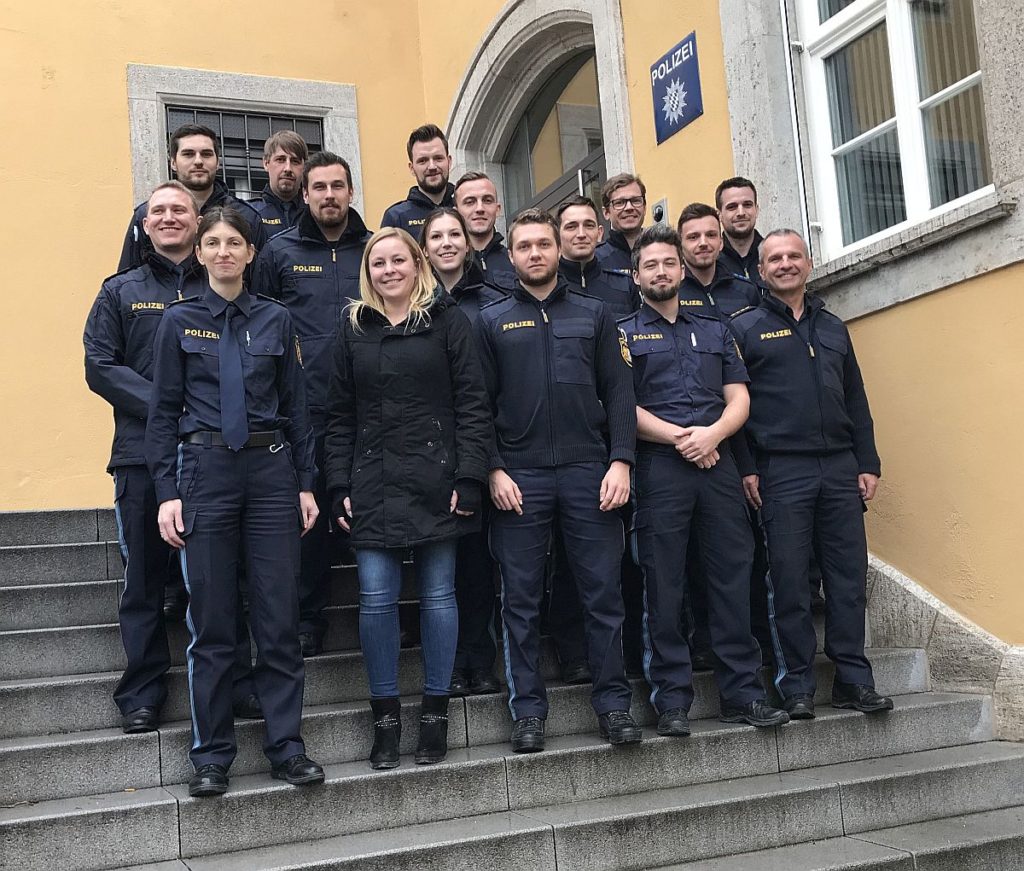 Bildunterschrift: LPD Gerhard Roider, PORin Carina Urban und POIin Annika Ginzinger mit den Neuzugängen der PI Regensburg Süd. Foto: Reitmeier