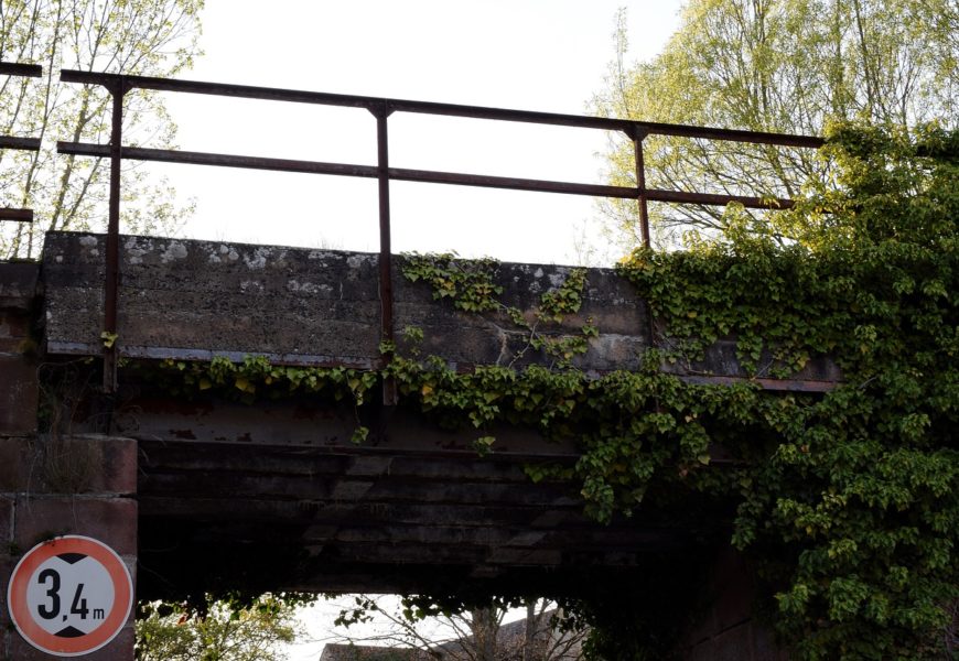 Aufbaukran nicht eingefahren und an Bahnbrücke hängengeblieben