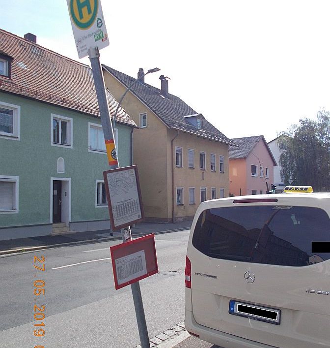 Ein Taxi übersah das Haltestellenschild samt wartendem Passanten Foto: Polizei