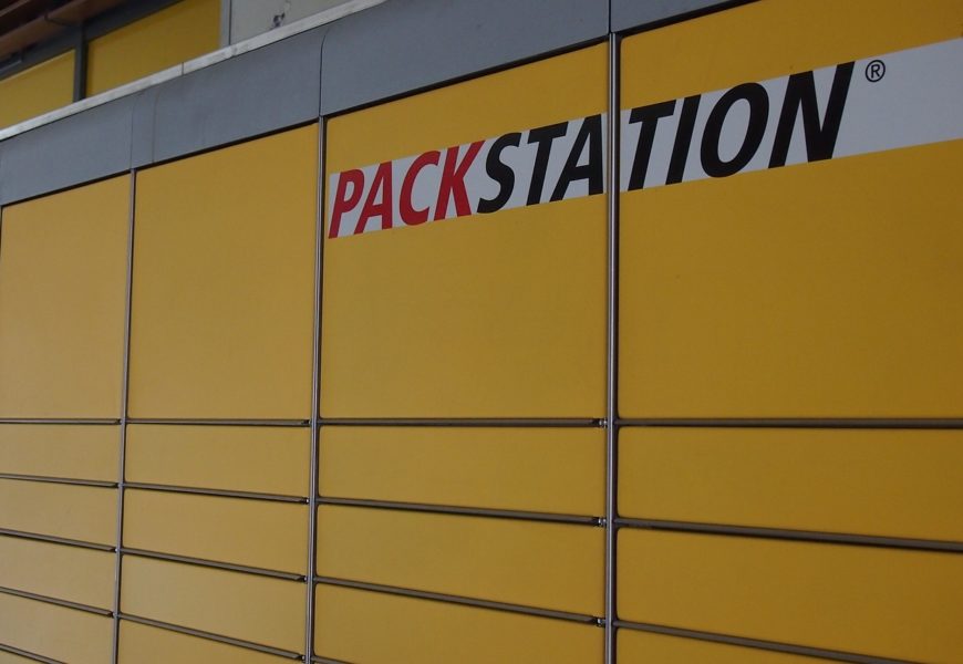 Alkoholisiert gegen eine Packstation gefahren