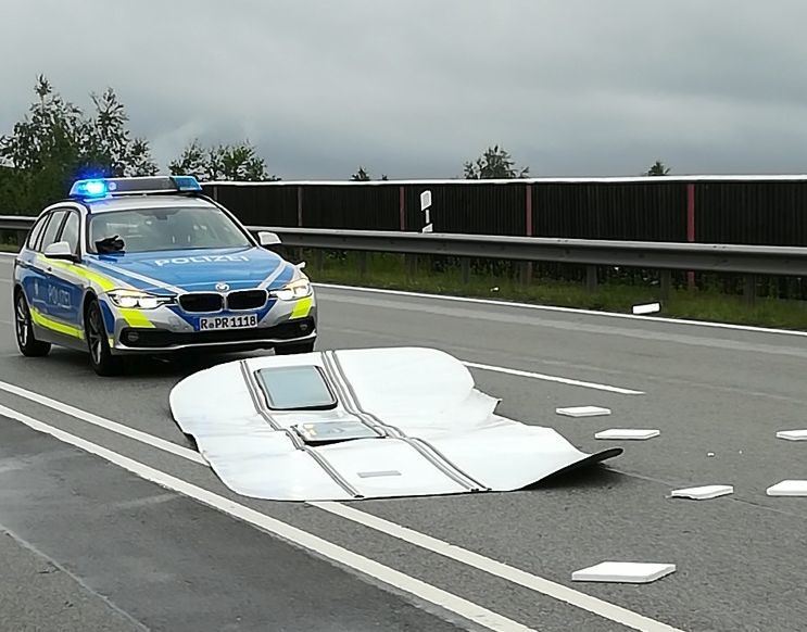 Der Wohnwagen zerfiel auf der B20 bei Traitsching in seine Einzelteile Foto: Polizei