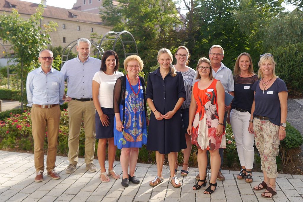 Thomas  Boss (Jugendamtsleiter Amberg), Thomas Schieder (Jugendamtsleiter  Amberg-Sulzbach), Anja Vogl (KoKi Amberg-Sulzbach),  Brigitte Netta (Leiterin SieKids und CampusKids), Referentin Alexandra  Lins, Laura Seidel, Sabrina Gebhard (beide KoKi Amberg-Sulzbach),  Bürgermeister Martin Preuß, Marin Donner-Schafbauer, Carola Hummel  (beide KoKi Amberg).  Foto: Daniela Rösch, Landratsamt Amberg-Sulzbach