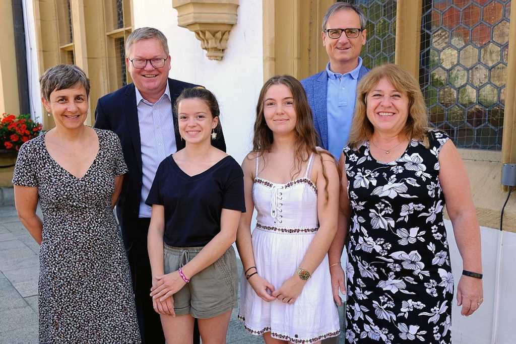 Oberbürgermeister  Michael Cerny (2.v.l.) hieß die beiden Praktikantinnen aus Périgueux  Faustine Chateauvieux und Victorine Griffoul (3. und 4. v.l.) gemeinsam  mit  Anne-Marie Brey (links), Emma Adamczyk (rechts) und Kulturreferent  Wolfgang Dersch (2.v.r.) im Rathaus willkommen. Foto: Susanne Schwab, Stadt Amberg