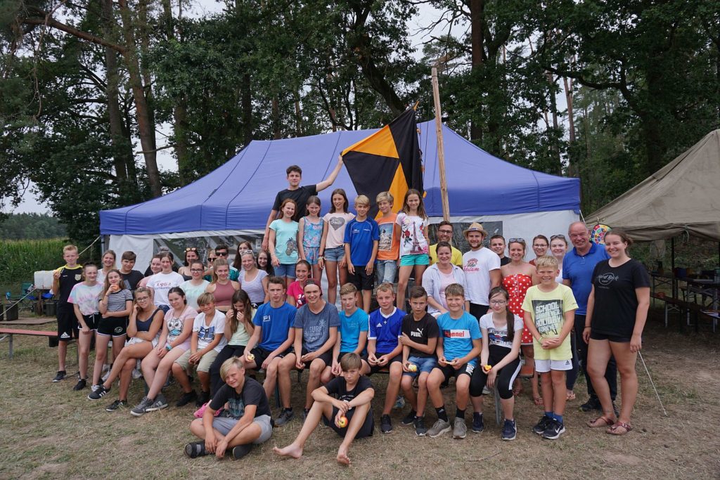 Das Bild zeigt die Teilnehmer am „Großen Zeltlager“ beim Besuch von Bürgermeister Roland Strehl (2.v.r.) Foto: Tom Graubmann.