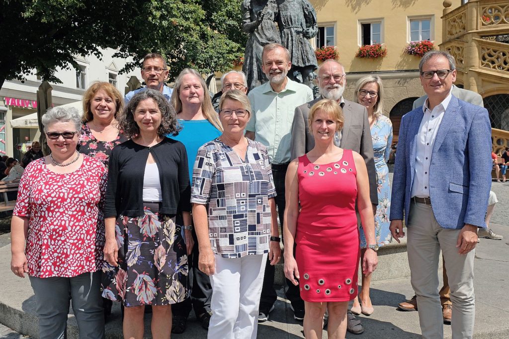 Die neuen Gästeführer der Stadt Amberg mit Kulturreferent Wolfgang Dersch (rechts) und ihren Ausbildern sowie Betreuern. Foto: Susanne Schwab