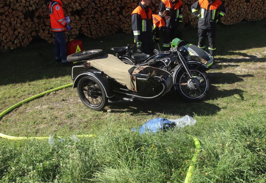 Motorradgespann überschlägt sich