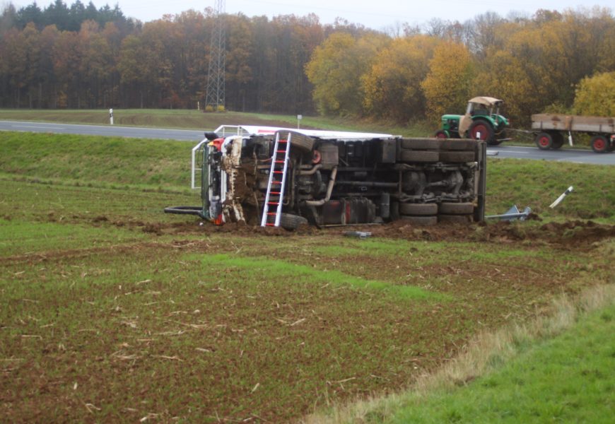 Misslungenes Überholmanöver lässt LKW im Acker landen