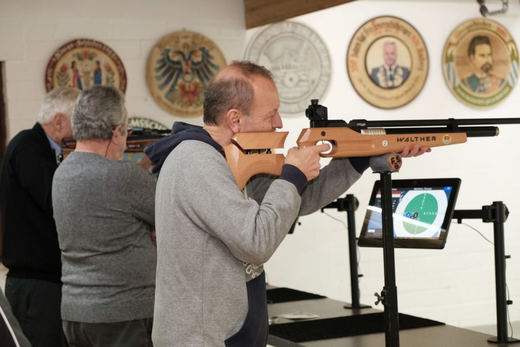 Am Schießstand: hier die Stadträte Thomas Bärthlein (rechts) und Dr. Konrad Wilfurth (verdeckt).