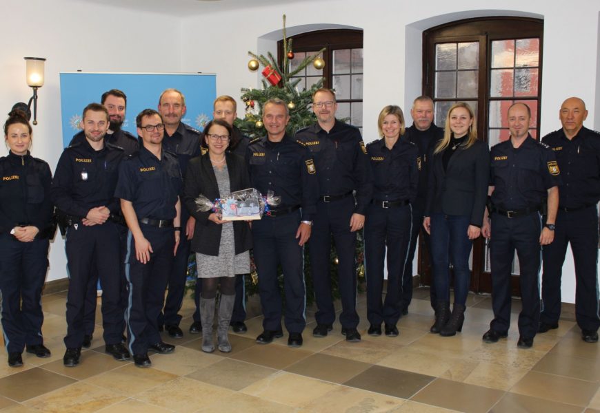 Weihnachtsbesuch der Frau Bürgermeisterin bei der Polizeiinspektion Regensburg Süd