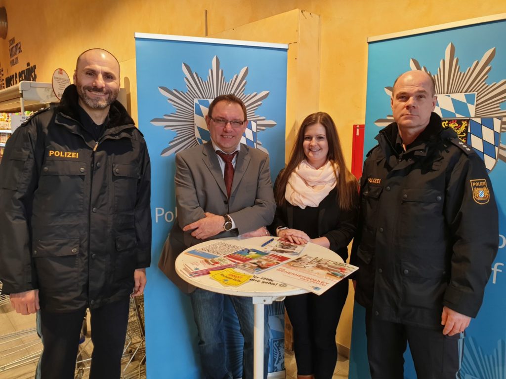 EPHK Hastreiter, POK Thomas Eichinger, POKin Hahn und PHK Scheuerer am Info-Stand Foto: Polizei Regenstauf