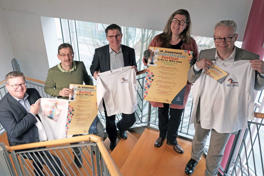 Lust  auf das 16. Amberger Kindertheaterfestival machten (v.l.n.r.)  Oberbürgermeister Michael Cerny, Kulturamtsleiter Reiner Volkert, der  Leiter der Stadtwerke Prof. Dr. Stephan  Prechtl, Katja Körtge vom Kulturamt und Kulturreferent Dr. Fabian Kern. Foto: Susanne Schwab, Stadt Amberg