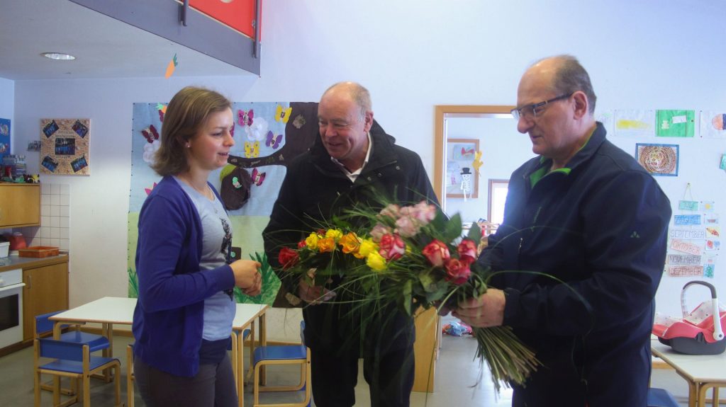 Die Bürgermeister bedanken sich bei den Mitarbeitern der Kindergärten in Kümmersbruck Foto: Pressedienst Wagner