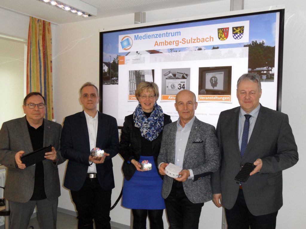 v.li.:  Hans-Peter Lang (Leiter Medienzentrum), Jörg Gebert,  Schulamtsdirektorin Beatrix Hilburger, Werner Winter (stellv. Leiter  Medienzentrum), Landrat Richard  Reisinger Foto: Robert Graf