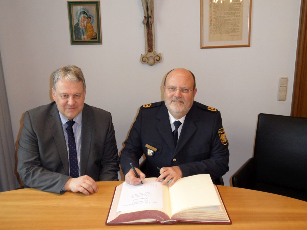 Landrat  Richard Reisinger ließ den Polizeipräsidenten Norbert Zink auch ins  Goldene Buch des Landkreises Amberg-Sulzbach eintragen. Foto: Robert Graf