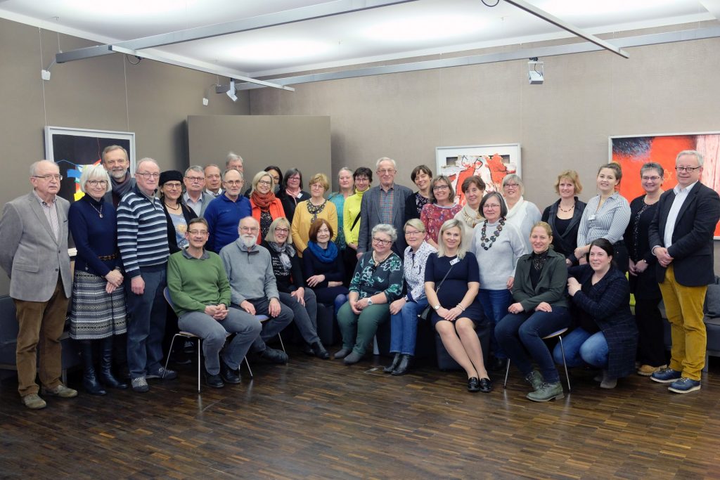 Die Amberger Gästeführer mit (stehend rechts) Kultur- und Tourismusreferent Dr. Fabian Kern sowie (vorne von rechts) Daniela Schinabeck und Heike Kober. Links vorne (sitzend) Kultuaramtsleiter Reiner Volkert.