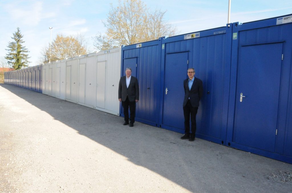 v.li.: Landrat Richard Reisinger und Gesundheitsamtleiter Dr. Roland Brey freuen sich über die personelle Aufstockung des Gesundheitsamtes. 27 Container wurden hierfür auf dem Parkplatz vor dem Gesundheitsamt aufgestellt. Foto: Christine Hollederer