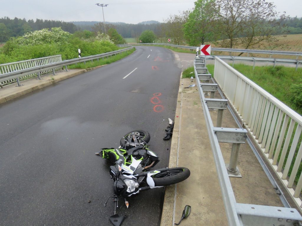 Auf der regennassen Straße verlor das Hinterrad den Grip Foto: Polizei