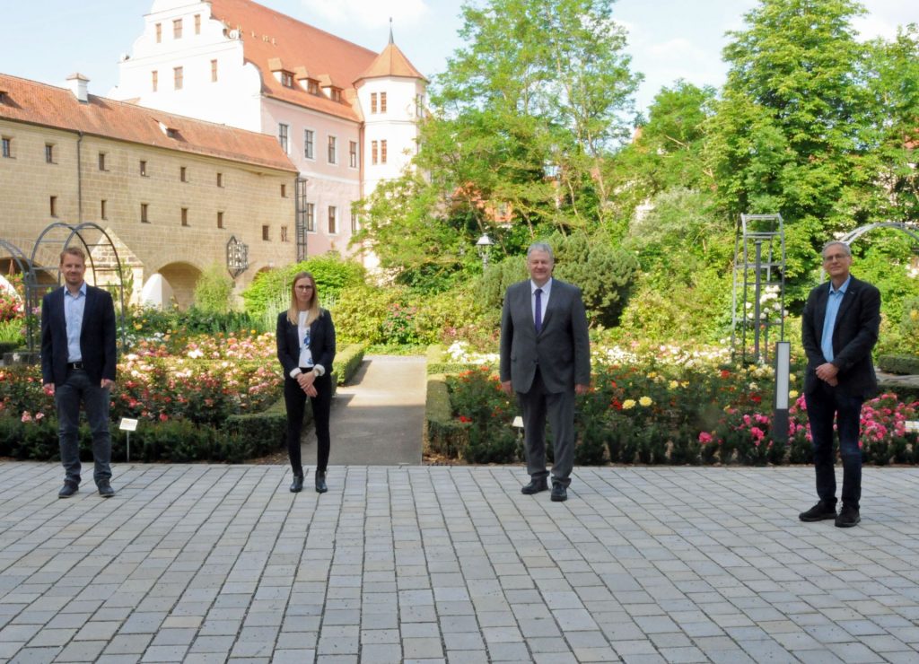 Sie leiteten den Maschinenraum während der Hochphase der Coronapandemie: v.li.: Abteilungsleiterin Laura Hofmann, Rainer Schmid (Sachbearbeiter Katastrophenschutz), Landrat Richard Reisinger und Gesundheitsamt-Leiter Dr. Roland Brey. Foto: Christine Hollederer