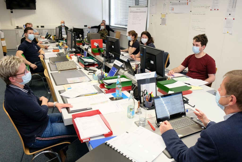 Lagebesprechung mit dem Leiter der Amberger Führungsgruppe Katastrophenschutz Dr. Bernhard Mitko (rechts vorne), Leitungsassistentin Elisabeth Keck (vorne links), den Vertretern der einzelnen Arbeitsbereiche und externen Fachleuten. Foto: Thomas Graml, Stadt Amberg