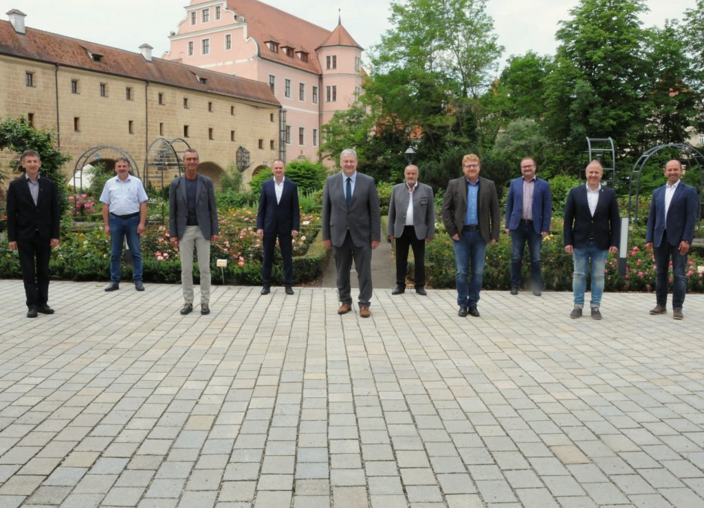 Landrat Richard Reisinger (5.v.li.) hieß die neuen Bürgermeister im Landratsamt willkommen. V.li.: Albert Geitner (Ursensollen), Hermann Mertel (Hirschbach), Peter Achatzi (Neukirchen b. Su.-Ro.), Erich Meidinger (Ebermannsdorf), Anton Peter (Ammerthal), Bernhard Köller (Königstein), Uwe König (Freihung), Marcus Eichenmüller (Schnaittenbach), Hans Ram (Ensdorf) Foto: Christine Hollederer