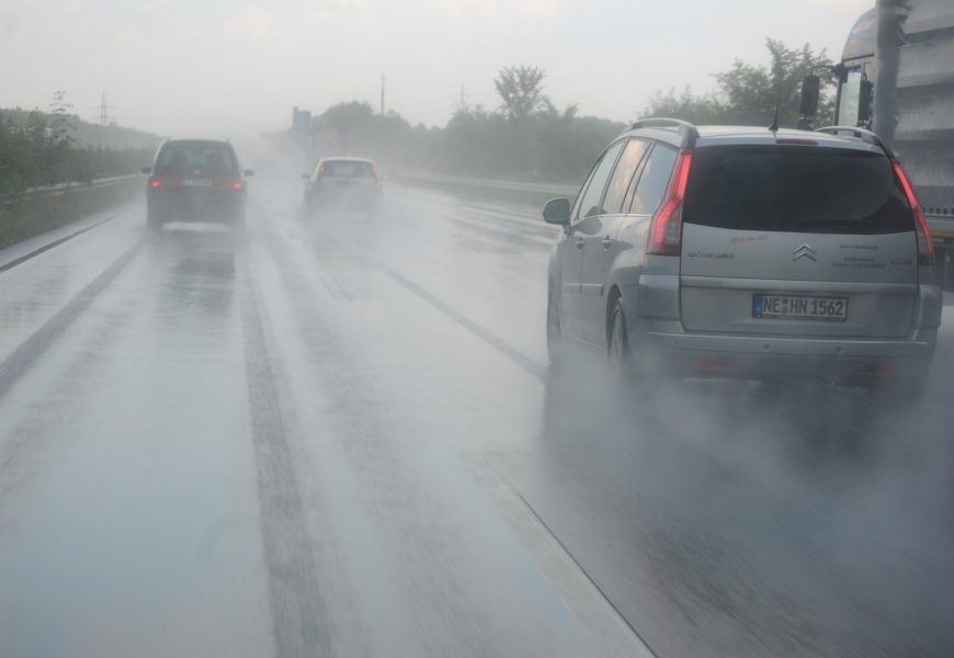 Zu schnell bei nasser Fahrbahn auf der A6