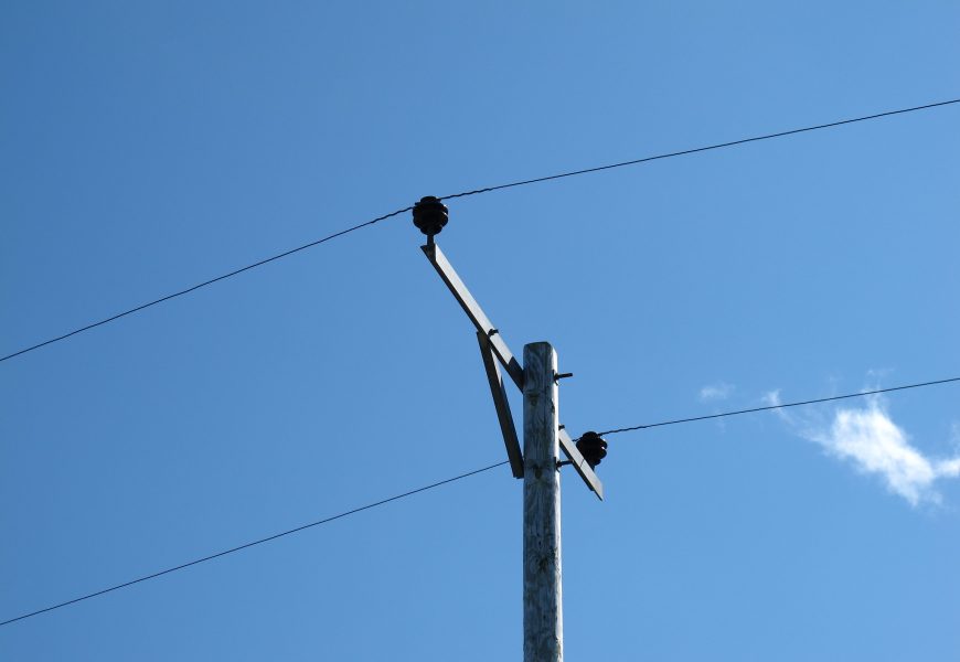 Verkehrsunfall endet mit Zusammenstoß mit Telefonmast