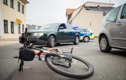 Fahrradfahrer bei Verkehrsunfall leicht verletzt