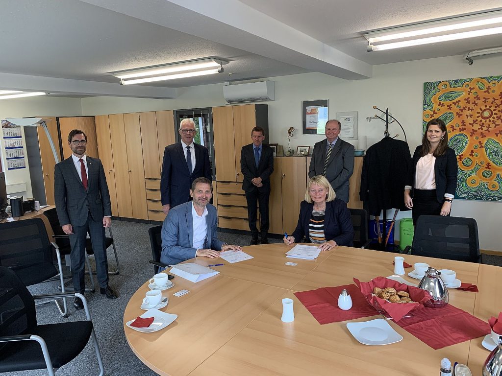 Norbert Zösch, Geschäftsführer der Stadtwerk Haßfurt GmbH und Prof. Dr. Andrea Klug, Präsidentin der OTH Amberg-Weiden (beide sitzend) bei der Unterzeichnung der Kooperationsvereinbarung im Beisein von Haßfurts Bürgermeister Günter Werner (2. v. li.). Außerdem anwesend: Dr. Raphael Lechner, Prof. Dr.-Ing. Markus Brautsch, Prof. Dr. Wolfgang Weber und Hanna Gallitzendörfer von der OTH Amberg-Weiden. Foto: OTH Amberg-Weiden