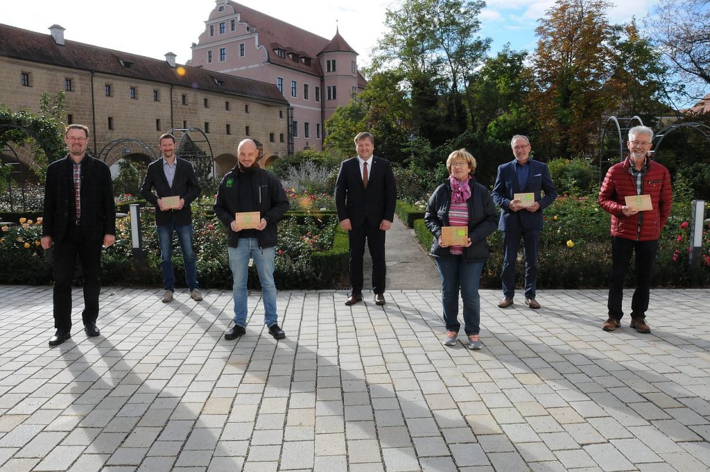 Gemeinsam mit dem Vorsitzenden des ZEN-Fördervereins, Florian Junkes (1.v.li.) überreichte der stellvertretende Landrat Stefan Braun (4.v.li.) die Grünen Hausnummern an (v.li.) Tobias List, Konrad Meier, Anneliese Wenkmann (in Vertretung ihres Sohnes Andreas), Alfred Steindl und Hans Wenkmann. Familie Geppert bekommt die Hausnummer zu einem späteren Zeitpunkt ausgehändigt. Foto: Christine Hollederer