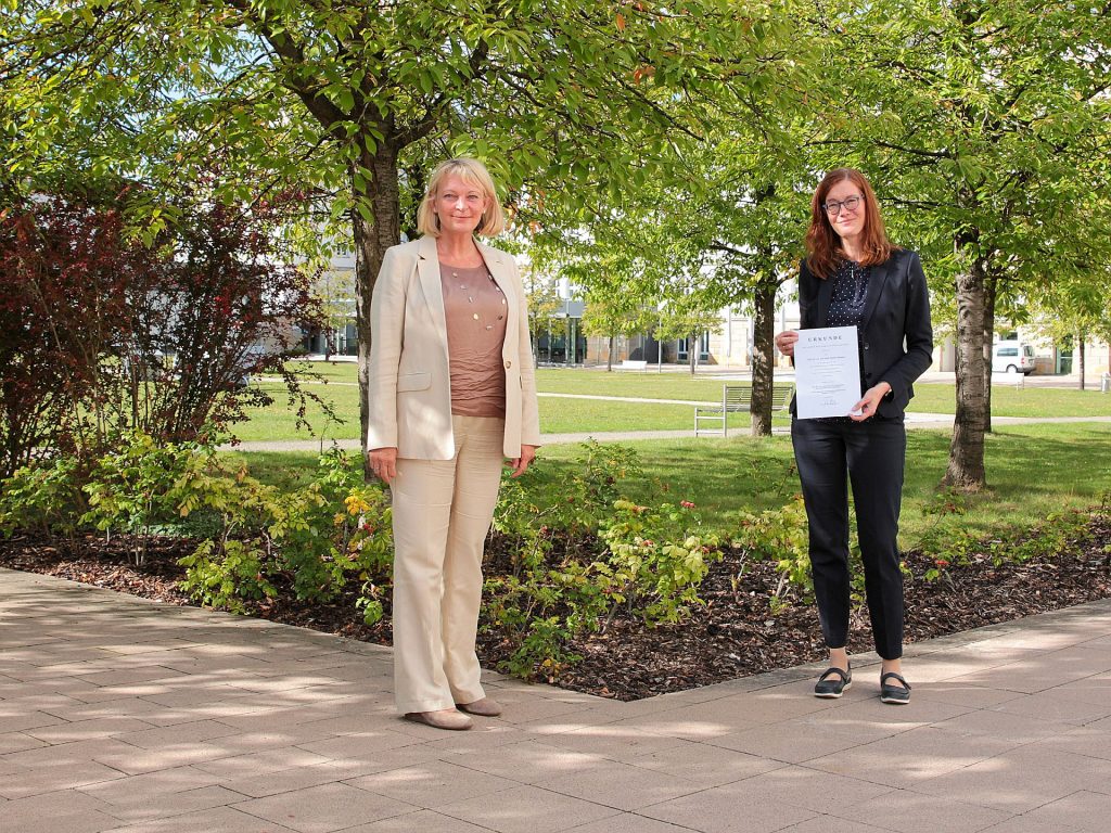 Präsidentin Prof. Dr. Andrea Klug überreichte die Ernennungsurkunde Ende September an Prof. Dr. Mandy Hommel (rechts). Foto: Wiesel/OTH Amberg-Weiden