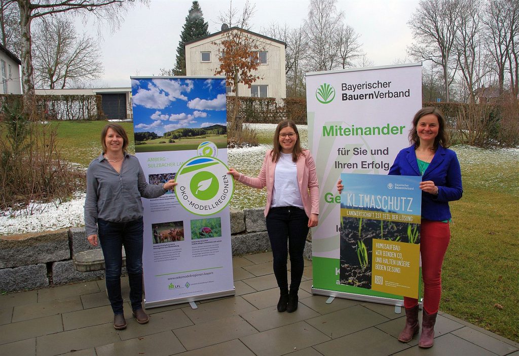 Sie stehen für eine nachhaltige Landwirtschaft ein. Öko-Modellregion Projektmanagerin Neumarkt Sandra Foistner, Öko-Modellregion Projektmanagerin Annika Reich und Fachberaterin BBV Amberg-Neumarkt Ariane Volkmann (von links). Foto: Anita Vieracker, Landschaftspflegeverband Amberg-Sulzbach e.V. 