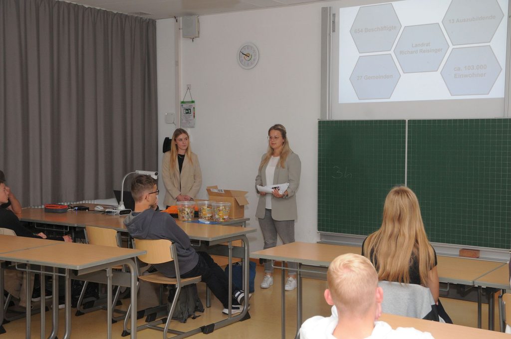 Sophie Aures (rechts) und Sina Hartmann stellten den Neuntklässlern der Walter-Höllerer-Realschule die Laufbahn am Landratsamt vor Foto: Joachim Gebhardt