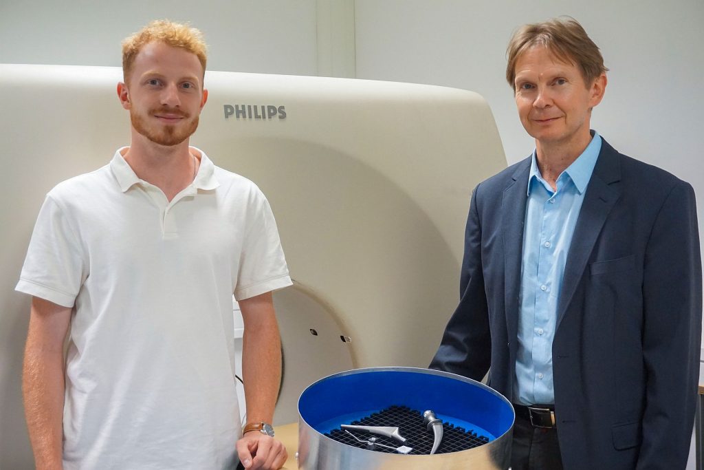 Prof. Dr. Ralf Ringler und Projektmitarbeiter M. Sc. Joshua Igl erläutern die Auswirkungen von MR-Untersuchungen auf Implantate Foto: Misch/OTH Amberg-Weiden