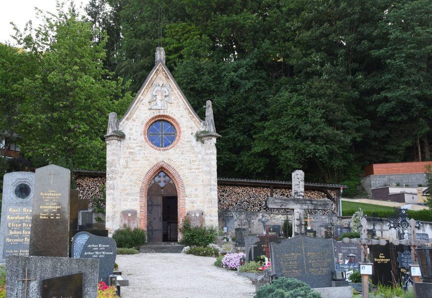 Fenster des Leichenschauhauses eingeschlagen