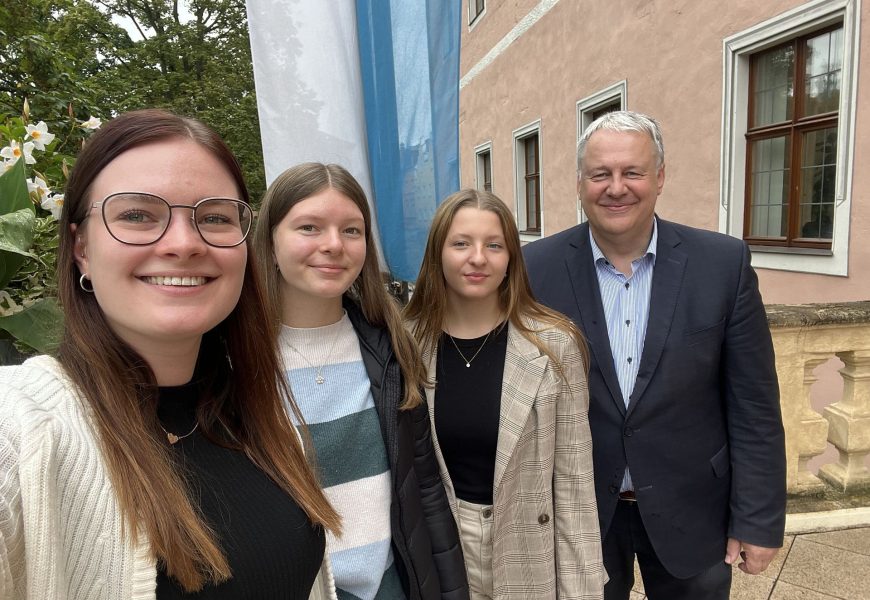 Landrat Richard Reisinger begrüßt neue Auszubildende