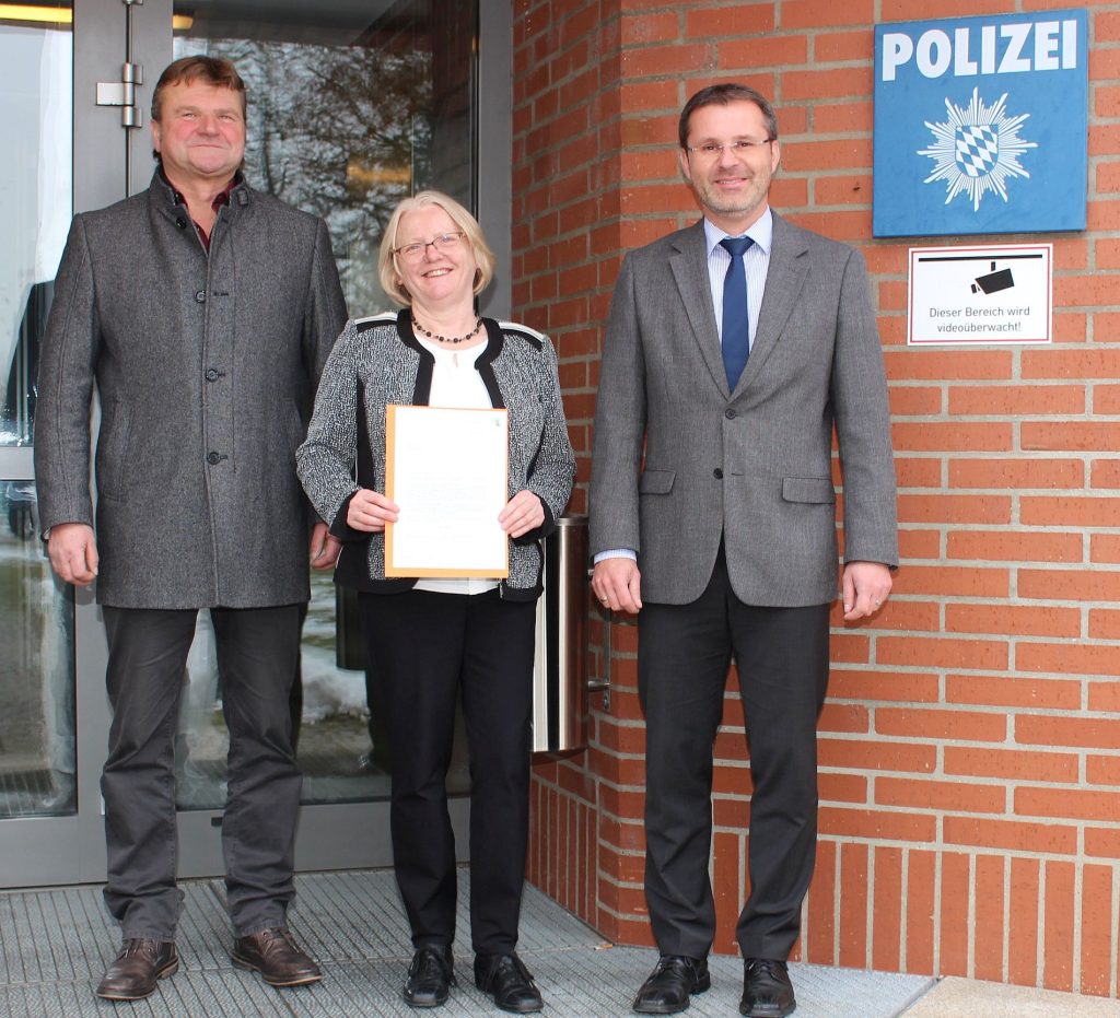 Bildunterschrift: v.l. Kriminalhauptkommissar Peter Meier, die couragierte Zeugin Frau Hofmann und der Leiter der KPI Amberg, Herr Kriminaldirektor Gerhard Huf.