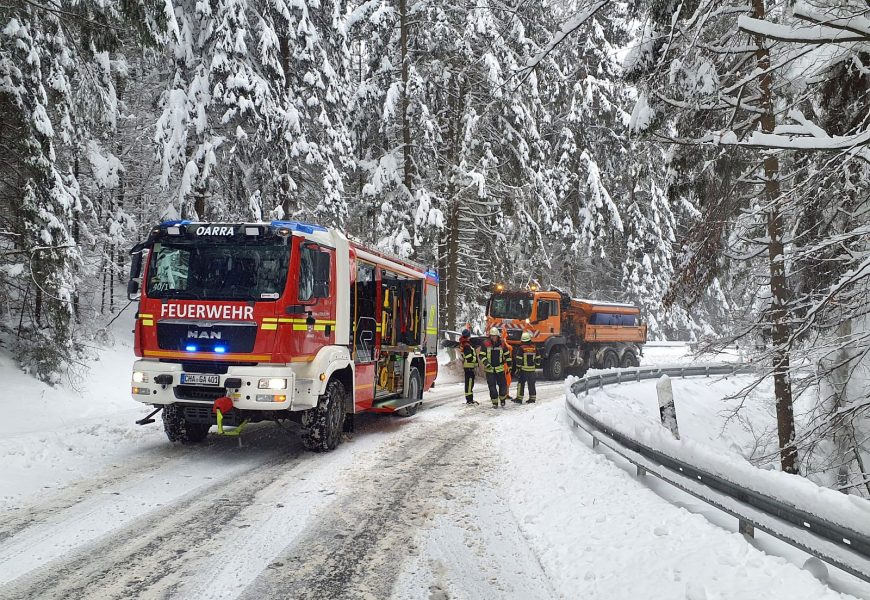 Wintereinbruch im Landkreis Cham fordert die Einsatzkräfte