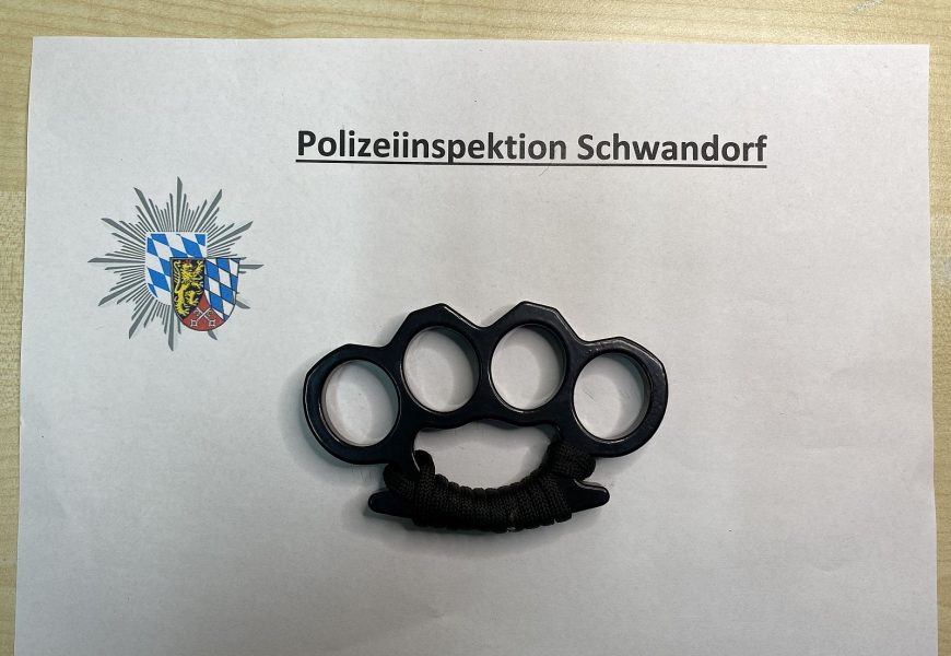 Mit Schlagring und Drogen unterwegs