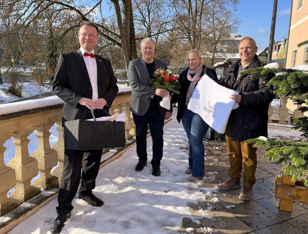 Frieren ist nicht. Barbara Mörk-Harscher hat dank Ofenführerschein einen Saunatag für zwei Personen im Kufü Amberg gewonnen. Landrat Richard Reisinger (2.v.l.) gratuliert mit einem Blumenstrauß, während ZEN-Vorsitzender Florian Junkes (li.) und Klimaschutzkoordinator Martin Kopp das Saunastarterkit überreichten Foto: Martina Beierl