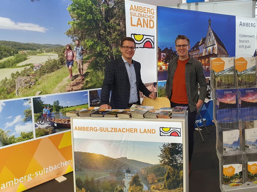 Der Tourismus-Chef des Landkreises Amberg-Sulzbach, Hubert Zaremba, und Jonathan Danigel (rechts) werben auf der CMT in Stuttgart für das Amberg-Sulzbacher Land als Urlaubsregion Foto: Christine Riel, Landkreis Neumarkt