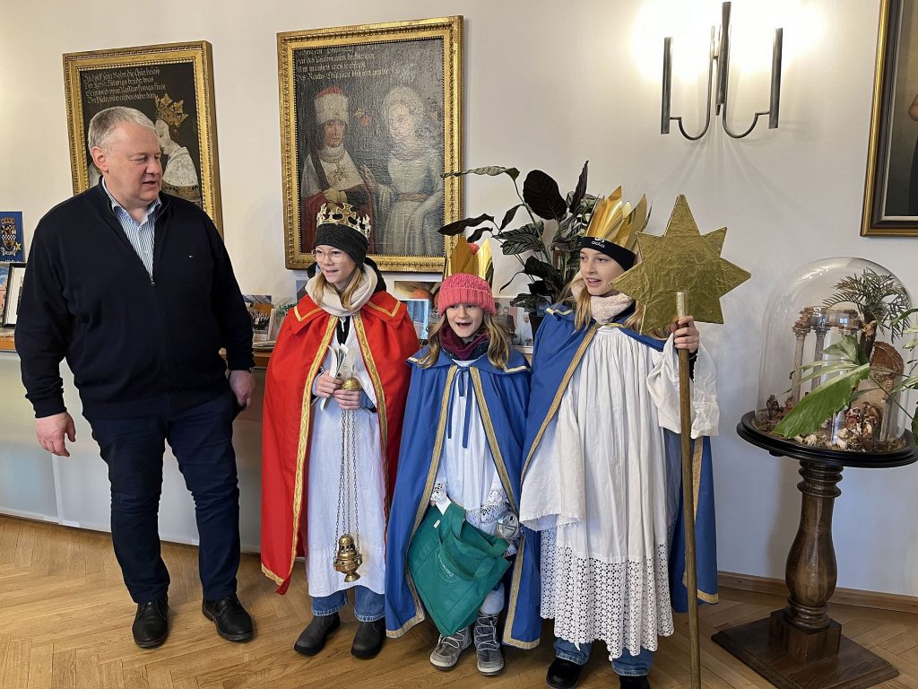 Zuerst wurde gemeinsam mit den Sternsingern gesungen, dann spendete Landrat Richard Reisinger privat für die weltweit größte Solidaritätsaktion von Kindern für Kinder. V.li.: Landrat Richard Reisinger, Sophia Hartmann, Louise Weinberg und Luna Pabst Foto: Christine Hollederer